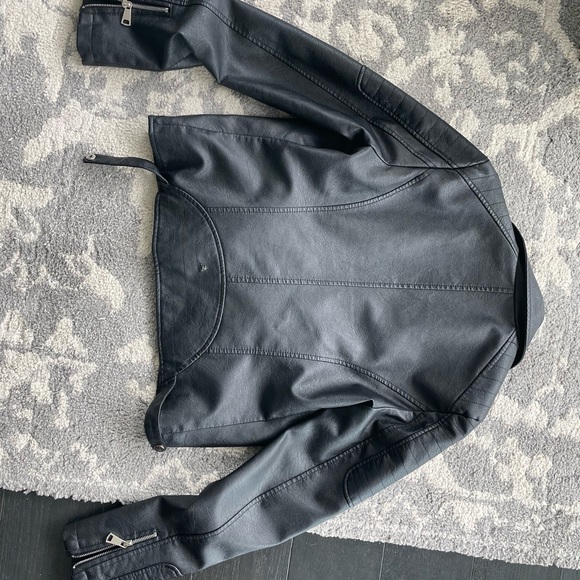 Faux black leather jacket with shoulder patches and chic zipper - Picture 2 of 3